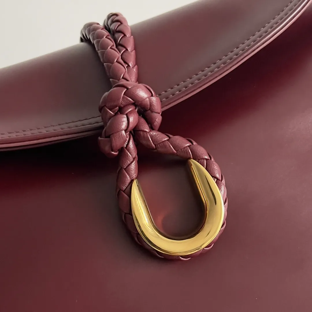Batch 1680 Inspired by the 1970s, the Bottega Veneta women's logo shoulder bag has a smooth leather surface that brings a clean and handsome feel, just like the neatness and tenacity of a working woman. The front buckle has a high-quality hardware pendant body, and the overall retro elegance. The excellent leather feels soft. This Bottega Veneta series can be described as beautiful, weakening the complexity of the outfit, not competing for it, and only using the best quality to interpret itself. Style number: 806034 (large size) Size: 30*20*8cm